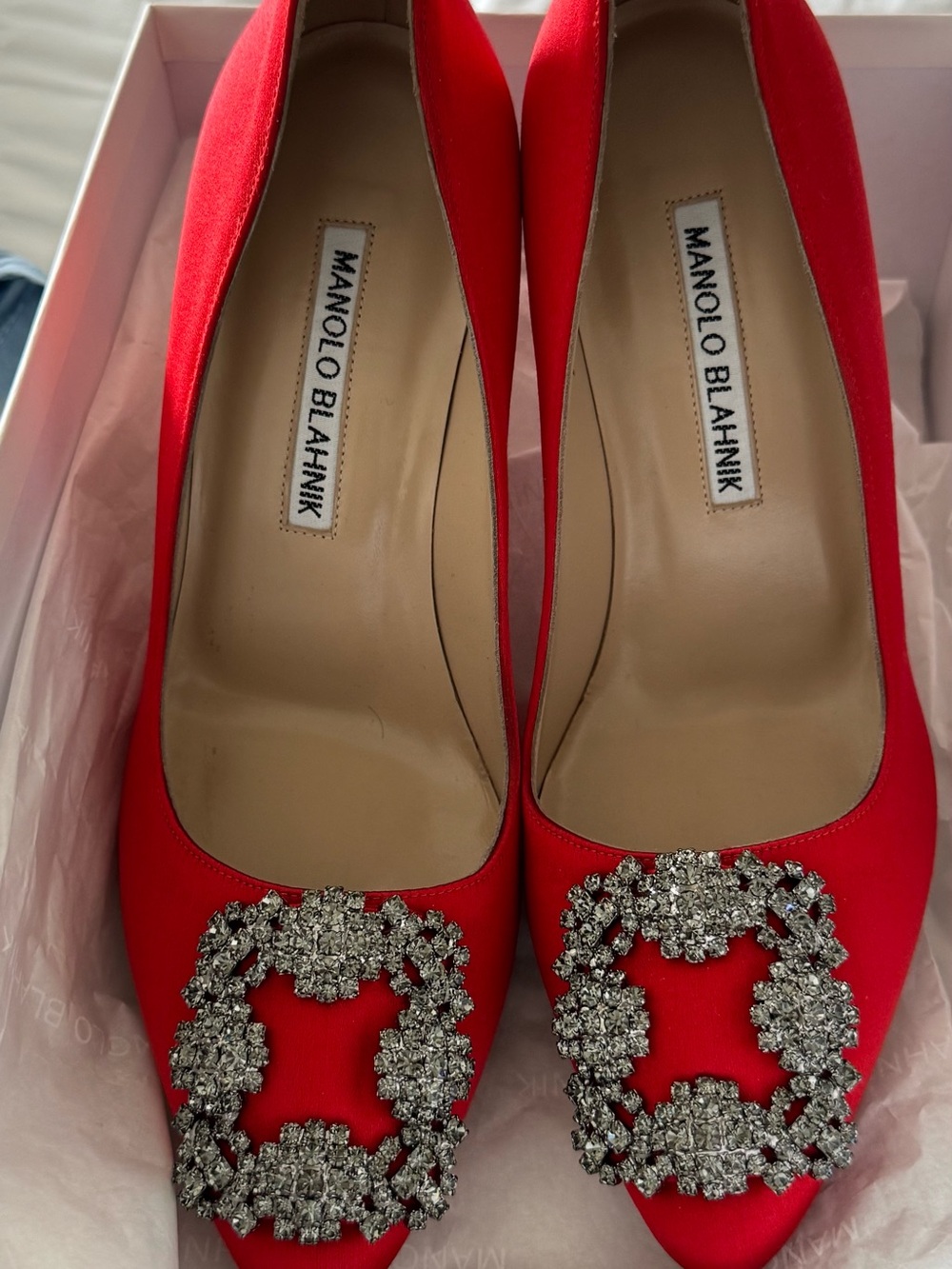 Manolo Blahnik Crimson Satin Pointed-Toe Pumps Hangisi